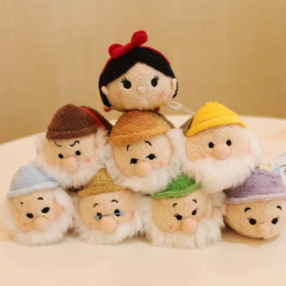 NWT- Disney Micro Tsum Tsum Snow White & Seven Dwarfs Cottage Set - RARE - Picture 2 of 3